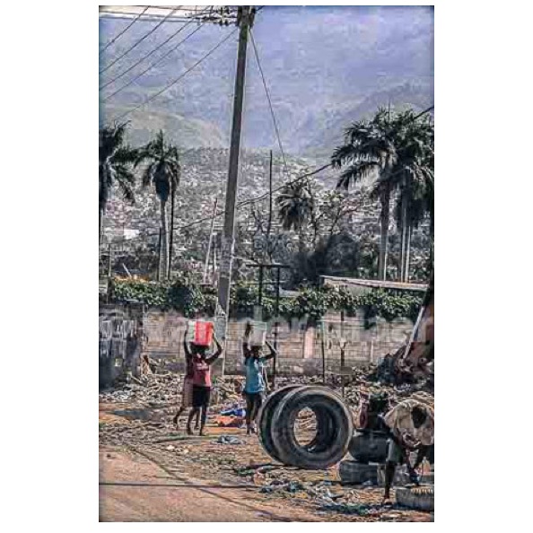 B.Van der Maar, Die Wasserträgerinnen und der am Reifen arbeitende Mann, Fotografie, 150 cm x 70 cm, Acryl auf Alu-Dibond, 2010, Vol. 3 + 2.E A.